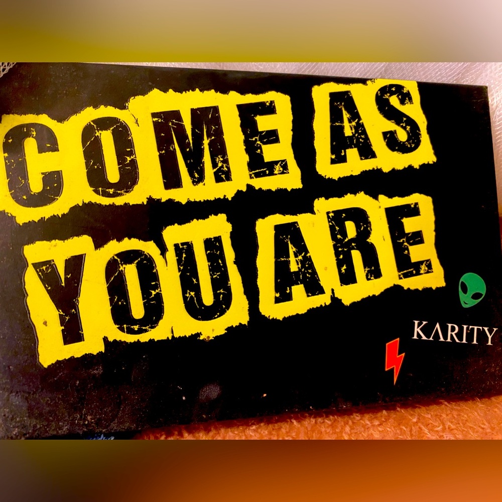Karity -  👽 Come As You Are - 15 Shimmer & Matte Eyeshadows Palette